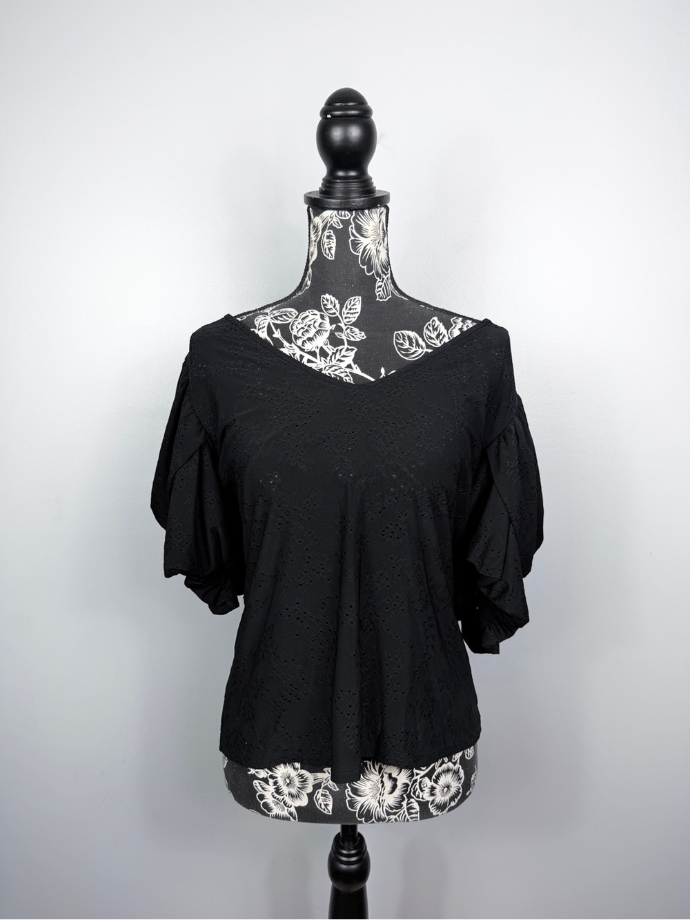 W5 Concepts black eyelet design puff sleeve waist length top size large